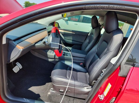7SAYGDEF8PF614750 2023 TESLA MODEL Красный Вид салона спереди