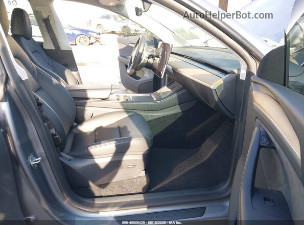 7SAYGDEF9SA338715 2025 TESLA MODEL Y Gray Vista interior delantera