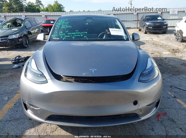 7SAYGDEF9SA338715 2025 TESLA MODEL Y Gray Vista del salpicadero