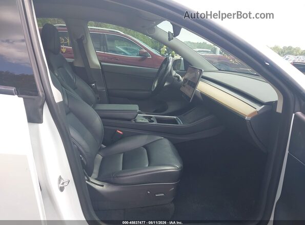 7SAYGDEFXNF380169 2022 TESLA MODEL Y White Front interior view