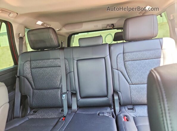 7SVAAABA2RX047215 2024 TOYOTA SEQUOIA Red Vista de los asientos traseros
