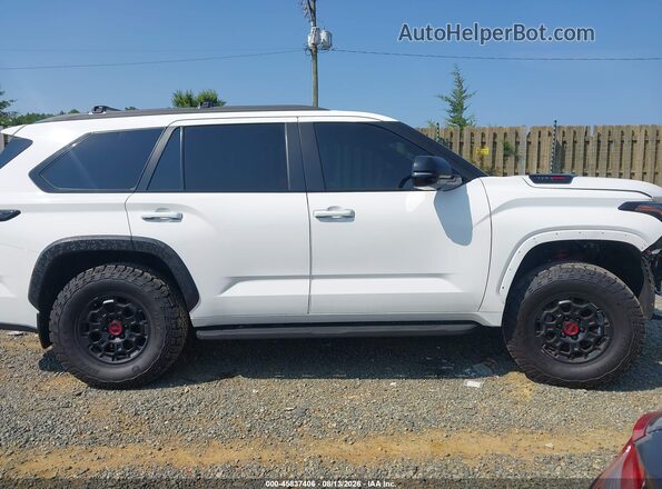 7SVAAABA3RX027507 2024 TOYOTA SEQUOIA White Սալոնի 360 աստիճան տեսք