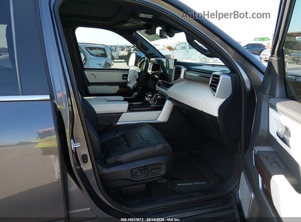 7SVAAABA3RX047076 2024 TOYOTA SEQUOIA Серый Вид салона спереди