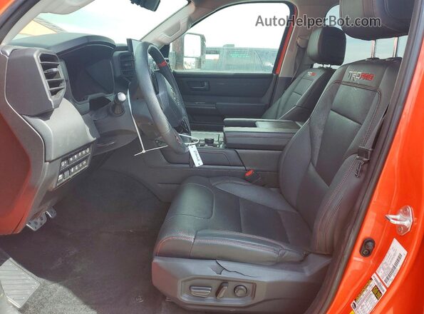 7SVAAABA4PX004508 2023 TOYOTA SEQUOIA Orange Widok wnętrza z przodu