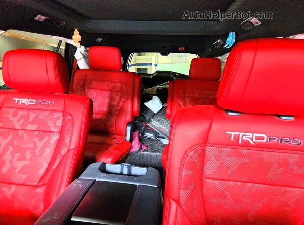 7SVAAABA5RX040677 2024 TOYOTA SEQUOIA Gray Widok tylnych siedzeń