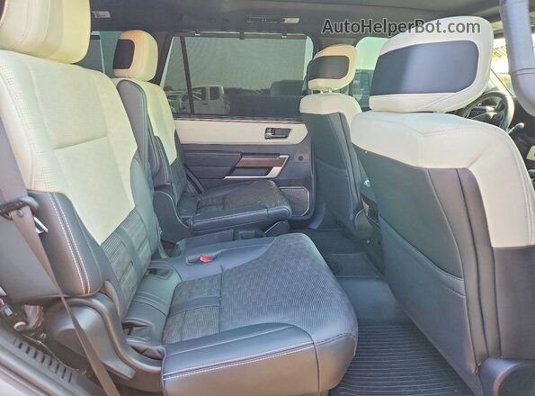 7SVAAABA6SX060538 2025 TOYOTA SEQUOIA Silver Widok tylnych siedzeń