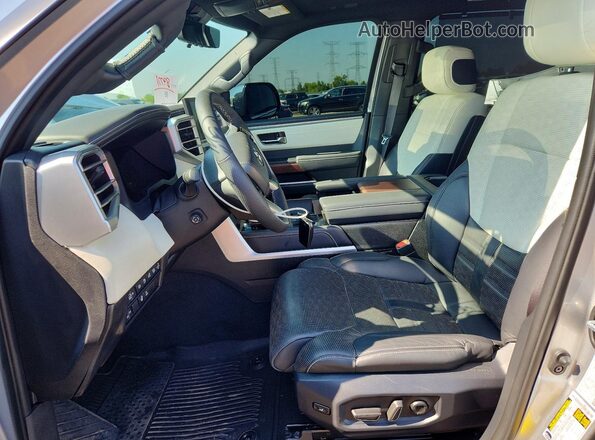 7SVAAABA6SX060538 2025 TOYOTA SEQUOIA Silver Widok wnętrza z przodu
