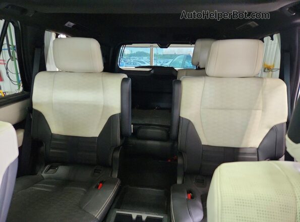7SVAAABA8RX021301 2024 TOYOTA SEQUOIA Silver Հետևի նստատեղերի տեսք