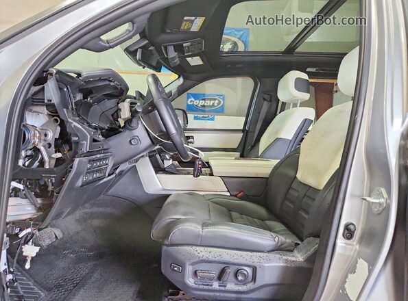 7SVAAABA8RX021301 2024 TOYOTA SEQUOIA Silver Սալոնի դիմացի տեսք