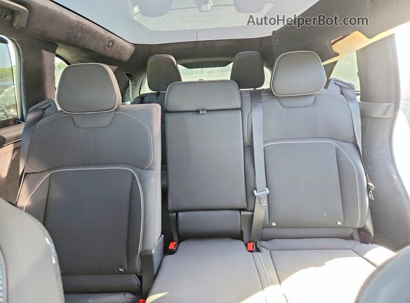 7UUG1GHJ0TA048369 2026 LUCID GRAVITY White Rear seats view