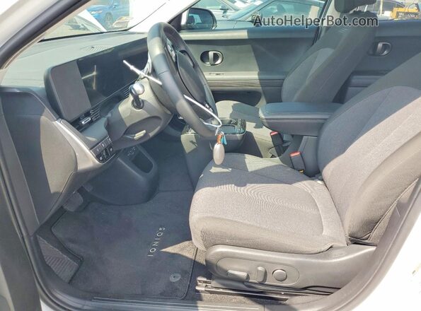 7YAKM4DA9SY017609 2025 HYUNDAI IONIQ White Vista interior delantera