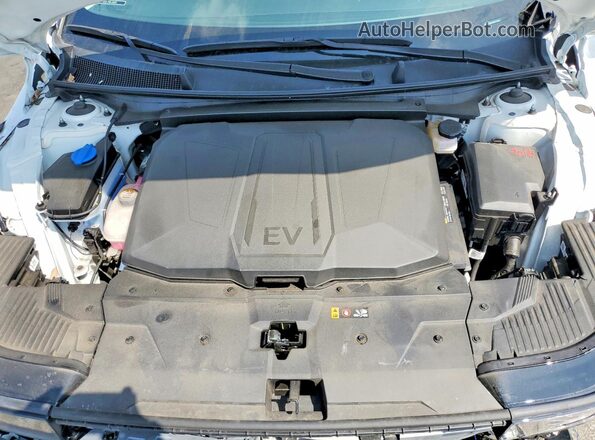 7YAKM4DA9SY017609 2025 HYUNDAI IONIQ White Vista del compartimento del motor