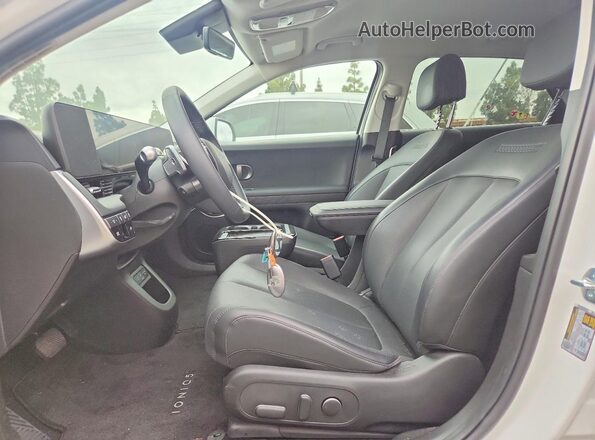7YAKN4DA5SY020021 2025 HYUNDAI IONIQ White Vista interior delantera