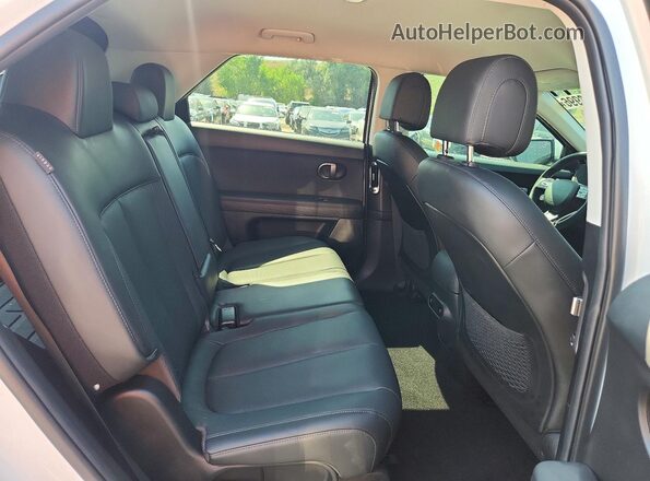7YAKNDDC8SY033458 2025 HYUNDAI IONIQ White Rear interior view
