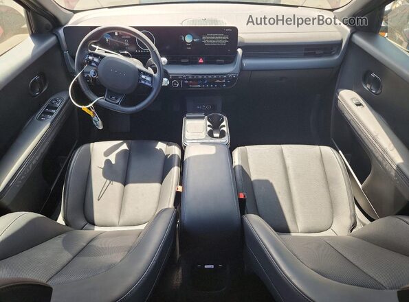 7YAKPDDC1SY013059 2025 HYUNDAI IONIQ Red Widok deski rozdzielczej