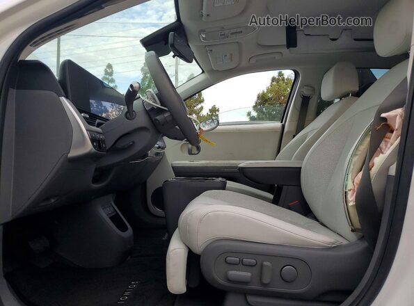 7YAKR4DA1TY048081 2026 HYUNDAI IONIQ White Front interior view