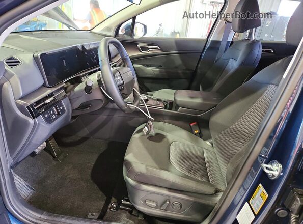 7YAPBDDGXVY000628 2027 KIA SPORTAGE Синий Вид салона спереди
