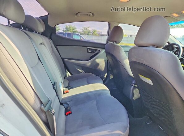 5NPDH4AE3GH739291 2016 HYUNDAI ELANTRA White Widok wnętrza z tyłu