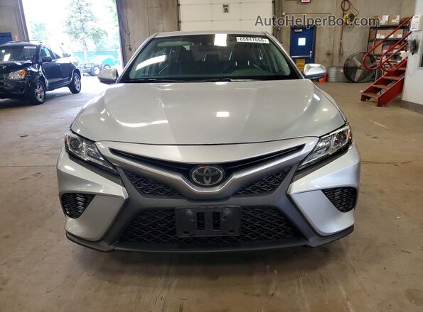 4T1B11HK0KU739975 2019 TOYOTA CAMRY Серебряный Вид сзади