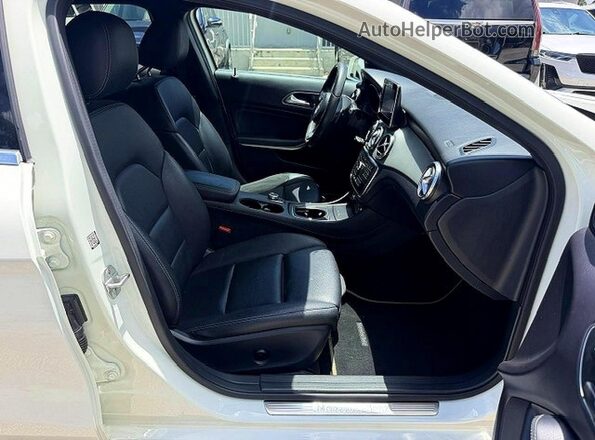 WDCTG4EB2HJ346674 2017 MERCEDES-BENZ GLA-CLASS White Vista del salpicadero