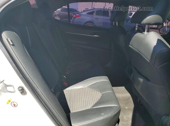 4T1B11HK3JU094611 2018 TOYOTA CAMRY White Widok wnętrza z tyłu