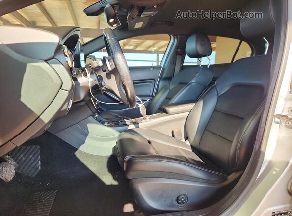 WDCTG4EBXKJ553210 2019 MERCEDES-BENZ GLA-CLASS Silver Widok deski rozdzielczej