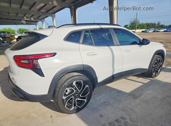 KL77LJEP2SC046493 2025 CHEVROLET TRAX Белый Передняя правая четверть