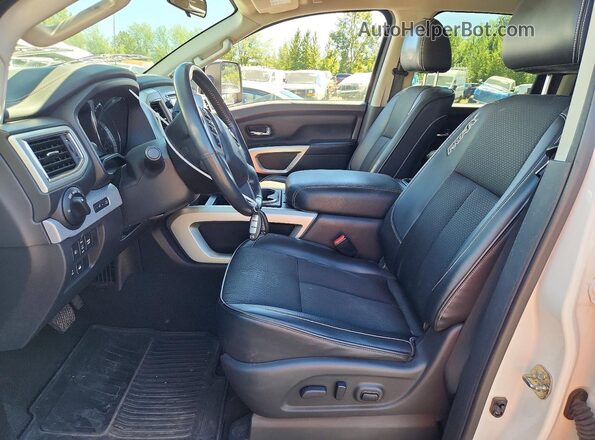 1N6AA1E59HN533262 2017 NISSAN TITAN Белый Вид панели приборов