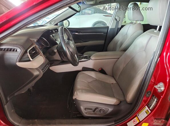 4T1BZ1HK0JU506718 2018 TOYOTA CAMRY Red Widok deski rozdzielczej