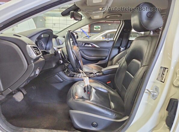 SJKCH5CR3HA025992 2017 INFINITI QX30 White Առջևի վահանակի տեսք