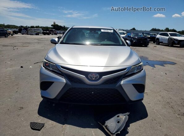 4T1B11HKXJU029254 2018 TOYOTA CAMRY Silver Widok z tyłu