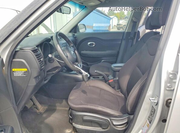 KNDJN2A2XJ7582425 2018 KIA SOUL Silver Vista del salpicadero