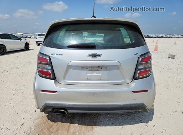 1G1JD6SH6J4129572 2018 CHEVROLET SONIC Серебряный Вид салона спереди
