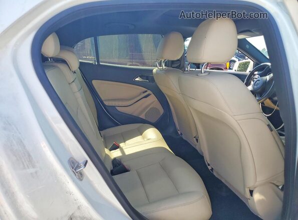 WDCTG4EB7JJ478030 2018 MERCEDES-BENZ GLA White Vista del compartimento del motor