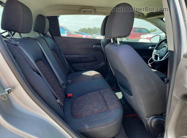 1G1JD6SH6J4129572 2018 CHEVROLET SONIC Серебряный Вид задней части салона