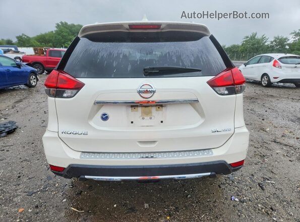 JN8AT2MV9HW018989 2017 NISSAN ROGUE Белый Вид салона спереди