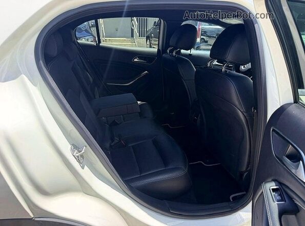 WDCTG4EB2HJ346674 2017 MERCEDES-BENZ GLA-CLASS White Vista del compartimento del motor