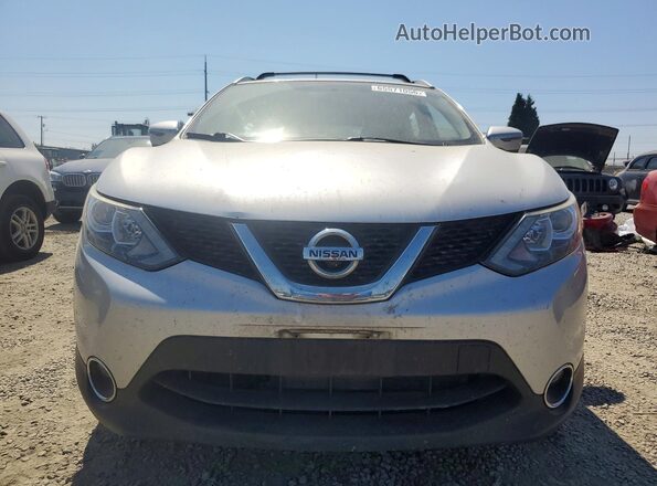 JN1BJ1CR2JW205696 2018 NISSAN ROGUE Серебряный Вид сзади