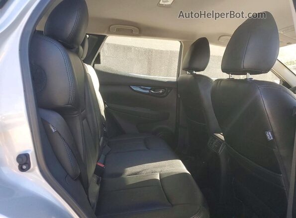 JN1BJ1CV8LW548500 2020 NISSAN ROGUE Silver Սալոնի հետևի տեսք