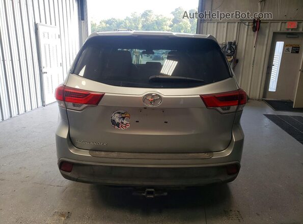 5TDZZRFH3JS257702 2018 TOYOTA HIGHLANDER Silver Front interior view