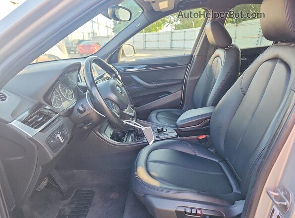 WBXHT3C35J5K23482 2018 BMW X1 Серебряный Вид панели приборов