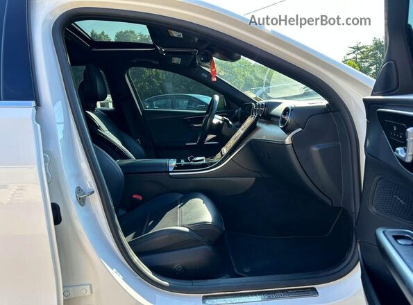 W1KAF4HB0NR019110 2022 MERCEDES-BENZ C White Front interior view