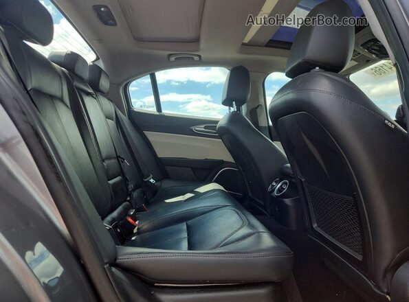 ZARFAEEN3J7575832 2018 ALFA ROMEO GIULIA Gray Widok wnętrza z tyłu