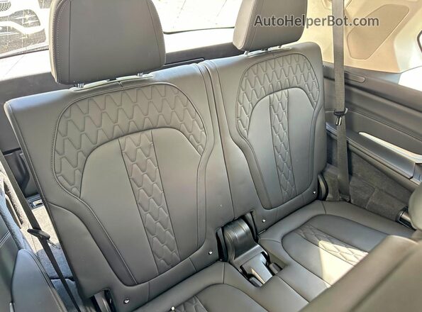 5UX23EM07S9Y27594 2025 BMW X7 White Вид задньої частини салону
