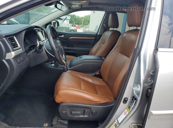 5TDDGRFHXHS024006 2017 TOYOTA HIGHLANDER Silver Widok deski rozdzielczej