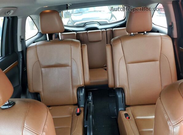5TDDGRFHXHS024006 2017 TOYOTA HIGHLANDER Silver Widok wnętrza z tyłu