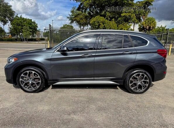 WBXJG7C0XL5P55560 2020 BMW X1 Gray Vista de la etiqueta del VIN