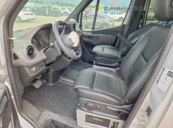 W1Z4NGHY9RT188817 2024 MERCEDES-BENZ SPRINTER Silver Widok deski rozdzielczej