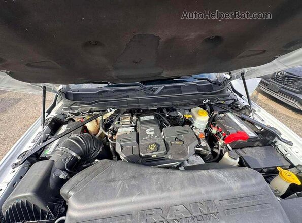 3C7WRTCL6NG246032 2022 RAM 3500 White Front interior view