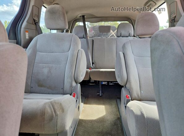 5TDZZ3DC0JS959545 2018 TOYOTA SIENNA Silver Vista interior trasera